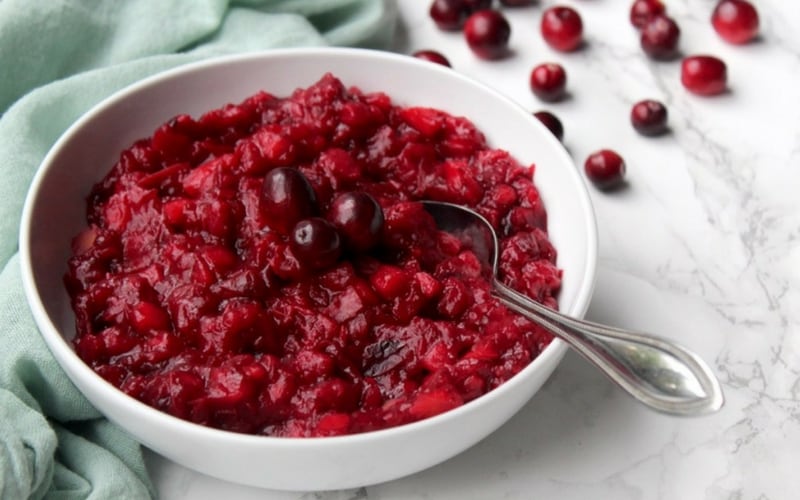 21 Vegan Christmas Recipes - homemade cranberry sauce